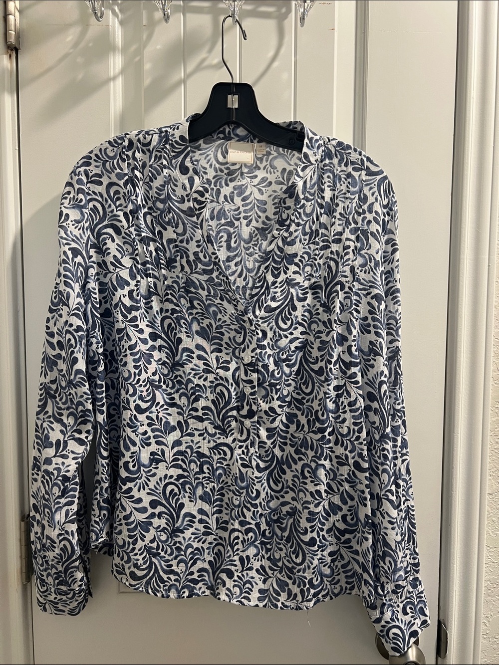 Zac & Rachel Blue and White Leaf-Print Button-Front Blouse
